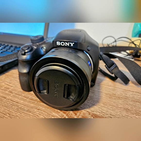 Sony DSC-HX350 20.4MP Camera - Picture 2 of 8